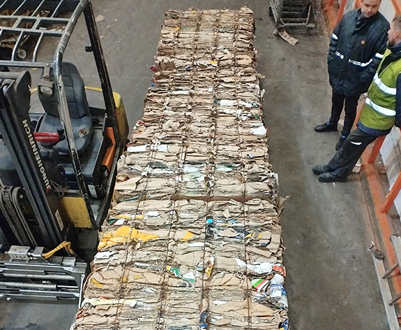 Solusi Baler Karton Efisiensi Tinggi untuk Jaringan Supermarket Skala Besar di Rusia