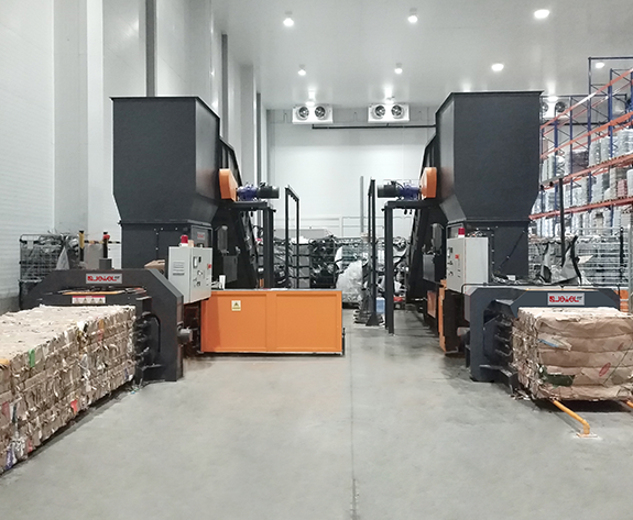 Solusi Pembuangan Otomatis untuk Pengemasan Sampah di Pusat Logistik Supermarket Terkemuka Rusia